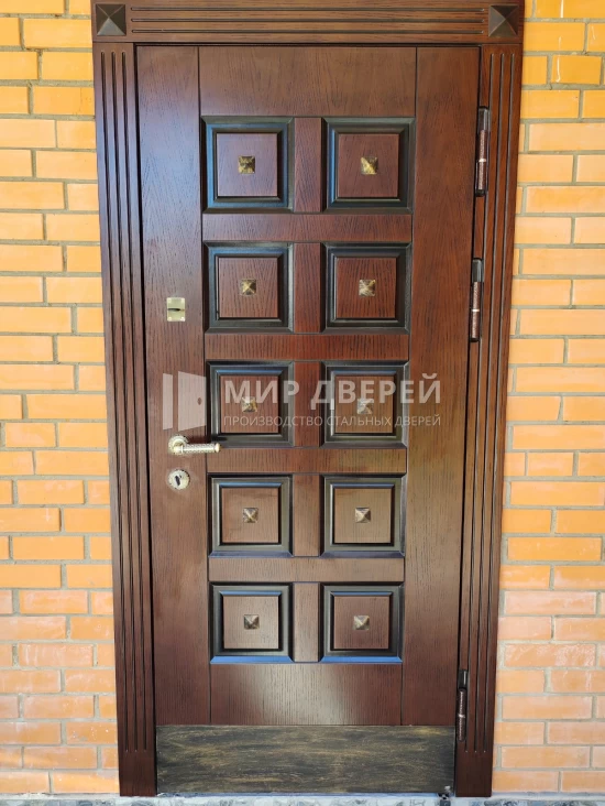 Шпонированная стальная дверь с отбойником - фото